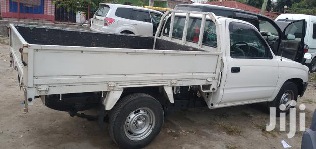 Toyota Hilux 2001 White