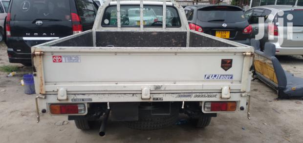 Toyota Hilux 2001 White