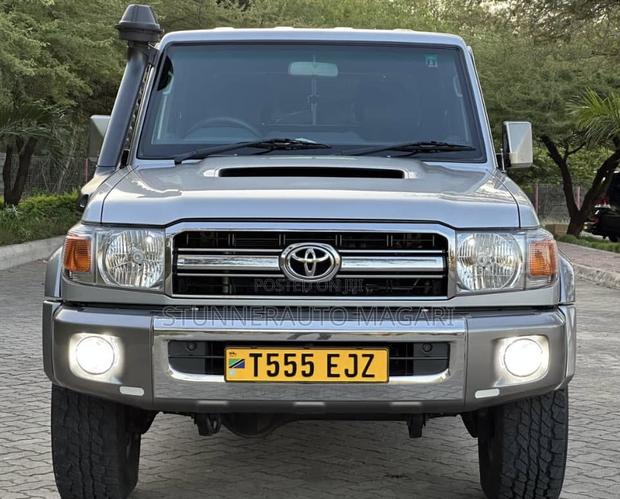 Toyota Land Cruiser 2017 Silver