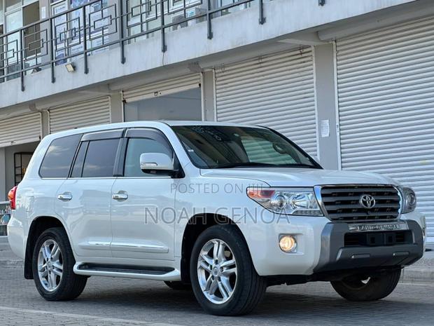 Toyota Land Cruiser 2011 White