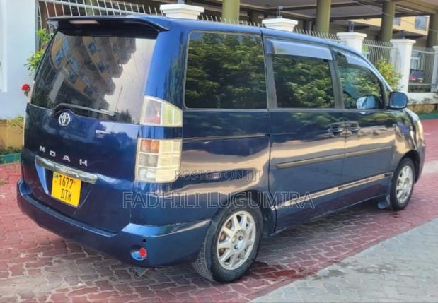 Toyota Noah 2004 Blue