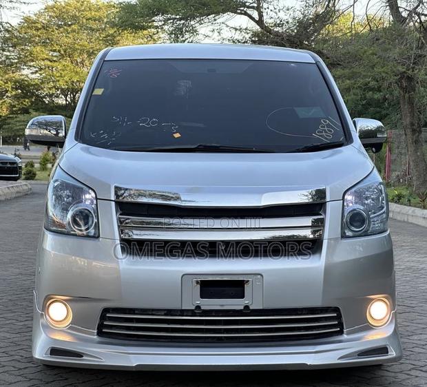 Toyota Noah 2.0 143hp AWD (7 Seater) 2007 Silver