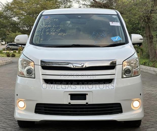 Toyota Noah 2.0 143hp AWD (7 Seater) 2008 White