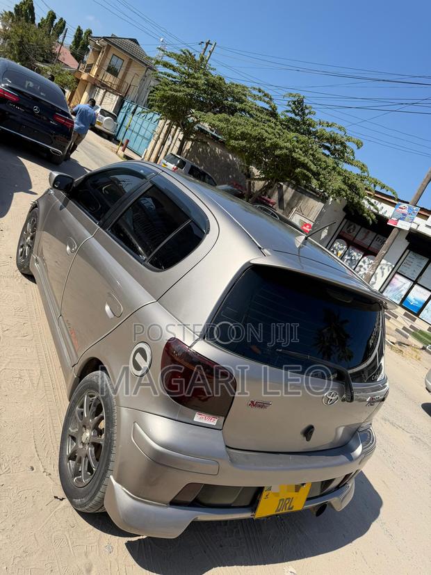 Toyota Vitz 2005 Gray