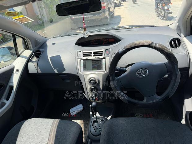 Toyota Vitz 2010 Silver