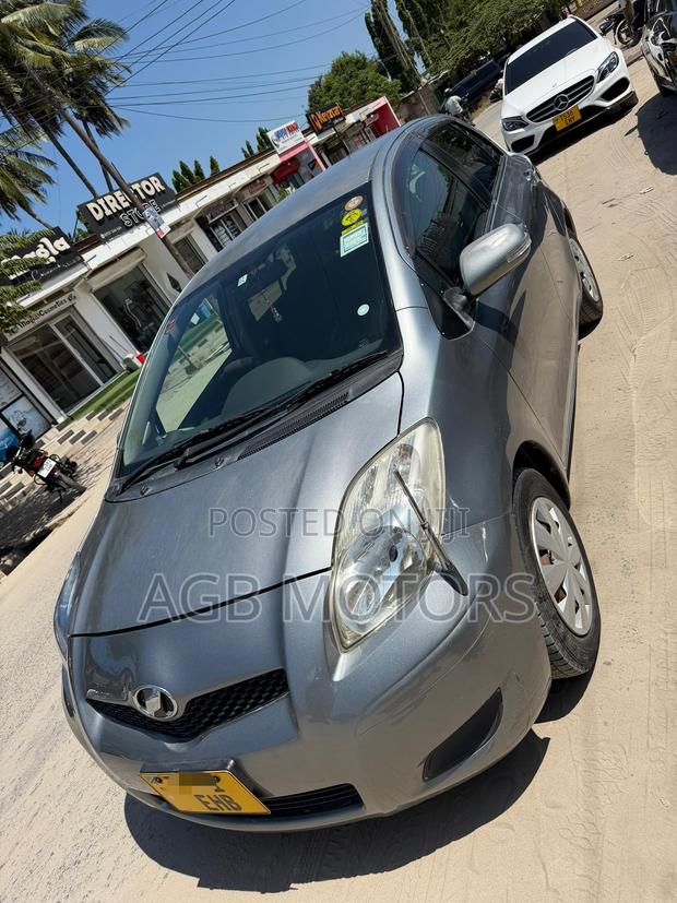Toyota Vitz 2010 Silver