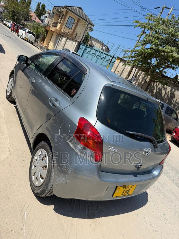 Toyota Vitz 2010 Silver