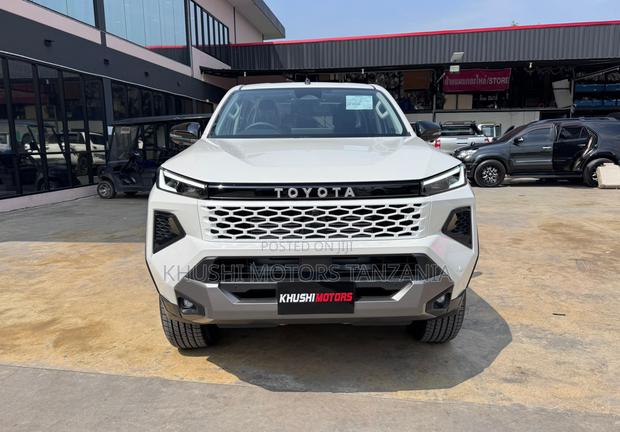 New Toyota Hilux 2025 White