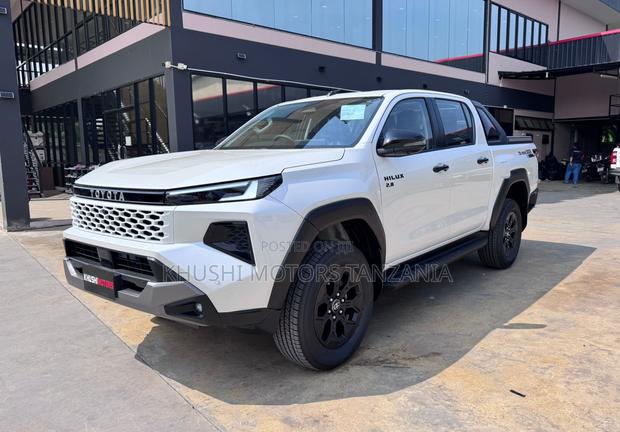 New Toyota Hilux 2025 White