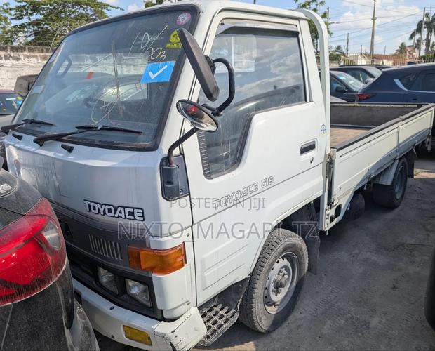 Toyota Dyna 1998 White