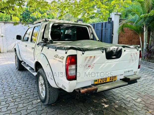 Nissan Hardbody 2009 White