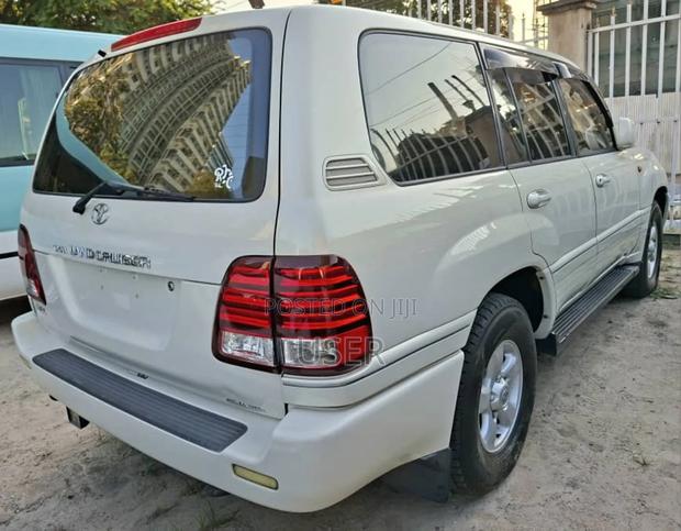 Toyota Land Cruiser 2001 White