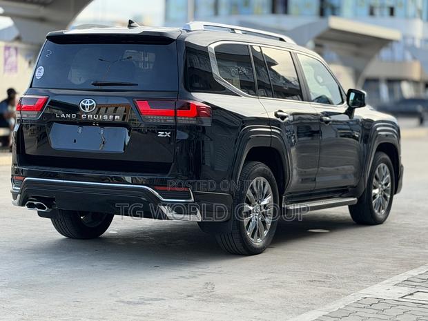 Toyota Land Cruiser LC300 2023 Black