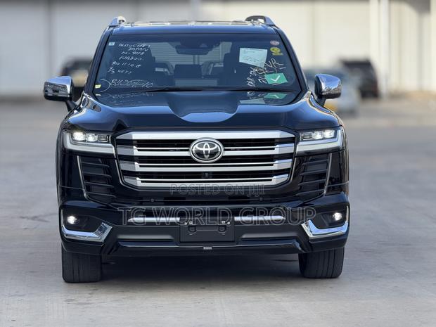 Toyota Land Cruiser LC300 2023 Black
