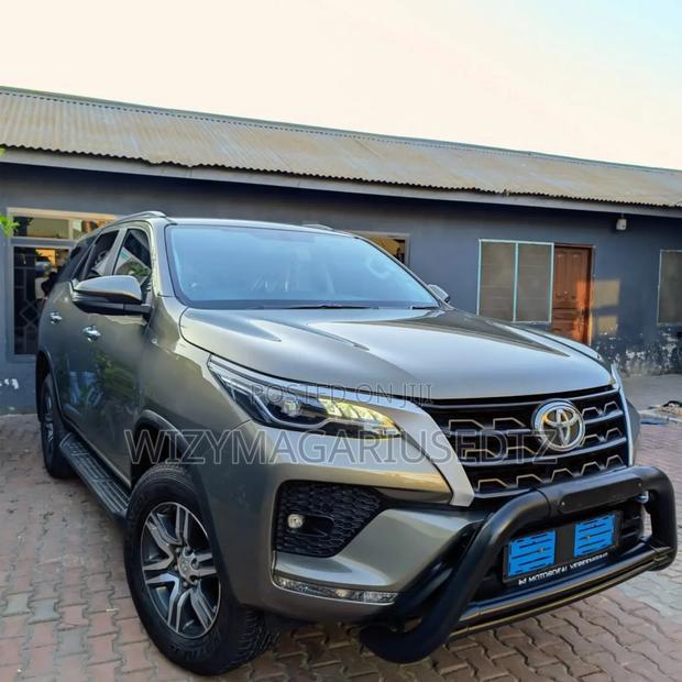 Toyota Fortuner 2022 Gray