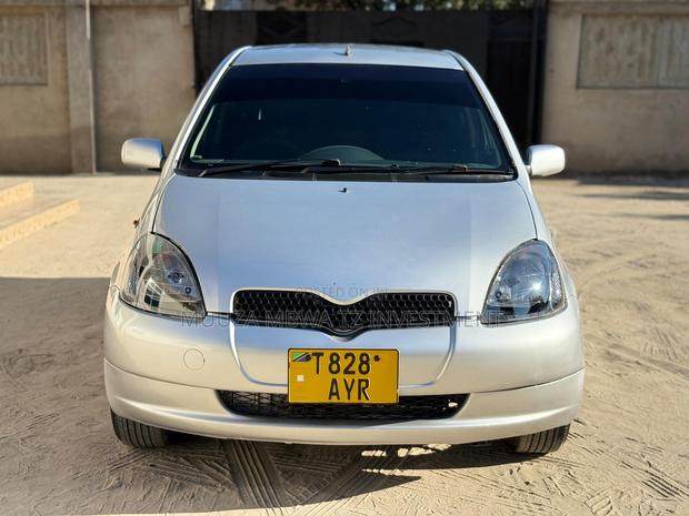 Toyota Vitz 2002 Silver