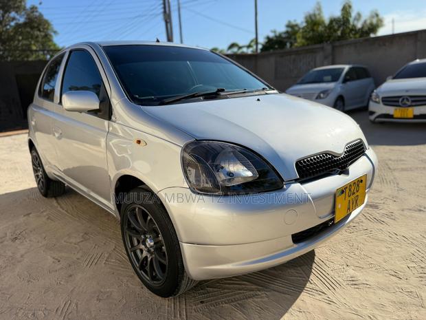 Toyota Vitz 2002 Silver