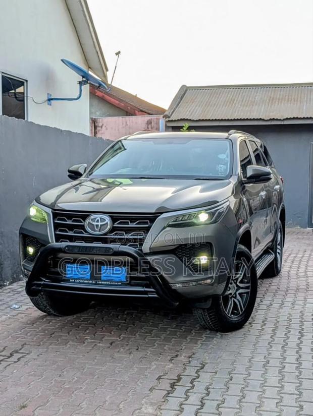 Toyota Fortuner 2.4 D AWD 2022 Gray