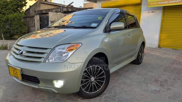 Toyota IST 2005 Gold