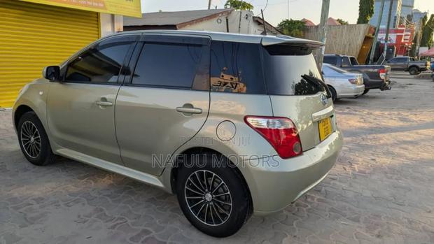Toyota IST 2005 Gold