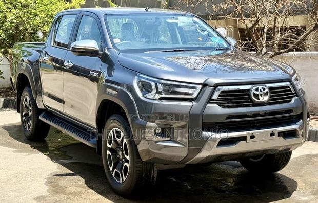 New Toyota Hilux 2025 Gray