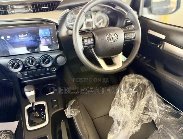 New Toyota Hilux 2025 Gray