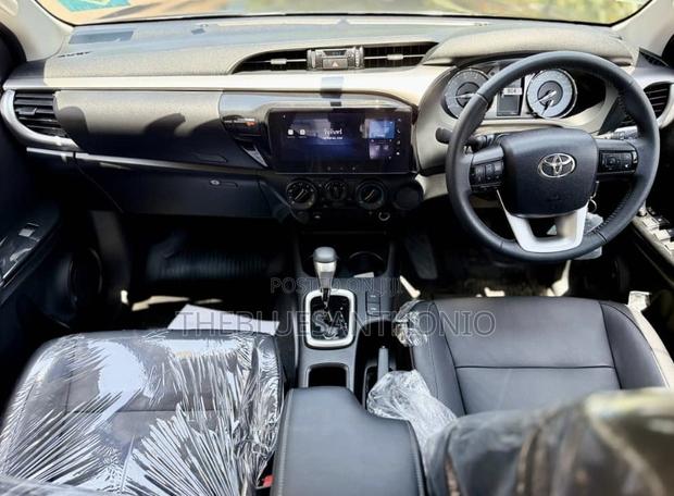 New Toyota Hilux 2025 Gray