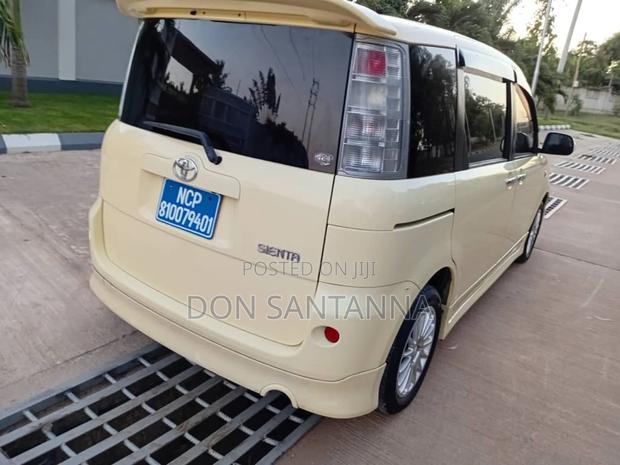 Toyota Sienta 2005 Yellow