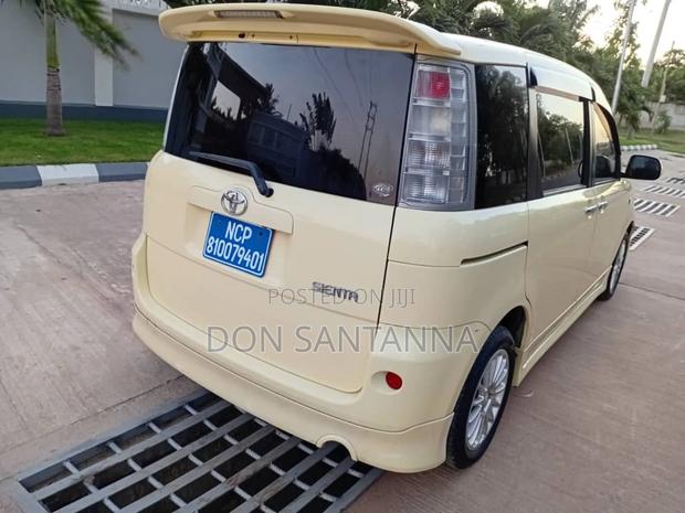 Toyota Sienta 2005 Yellow