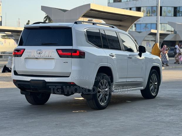 Toyota Land Cruiser LC300 2023 White