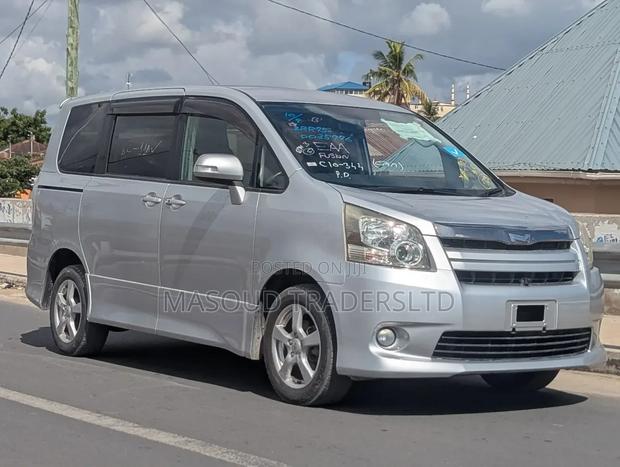 Toyota Noah 2.0 158hp AWD (7 Seater) 2012 Silver