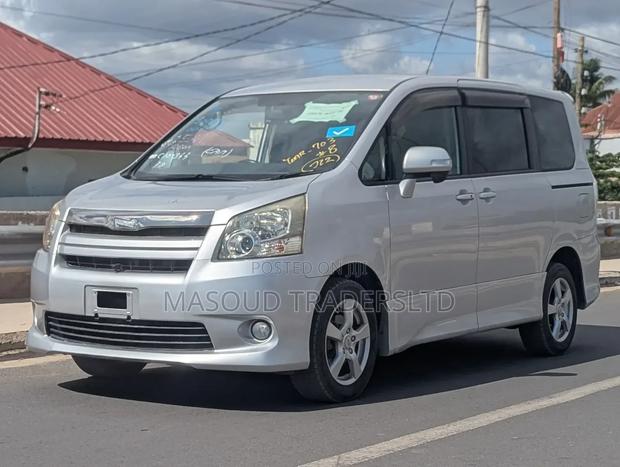 Toyota Noah 2.0 158hp AWD (7 Seater) 2012 Silver