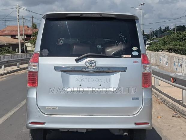 Toyota Noah 2.0 158hp AWD (7 Seater) 2012 Silver