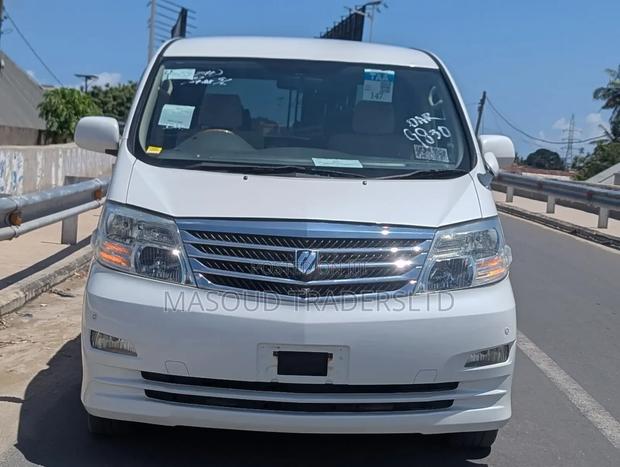 Toyota Noah 2.0 158hp AWD (8 Seater) 2007 White