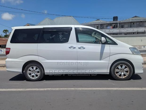 Toyota Noah 2.0 158hp AWD (8 Seater) 2007 White