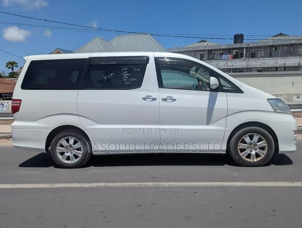 Toyota Noah 2.0 158hp AWD (8 Seater) 2007 White