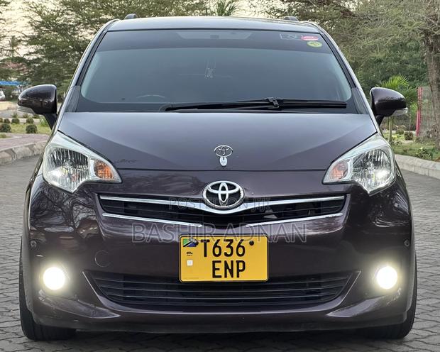 Toyota Ractis 1.5 FWD 2011 Maroon