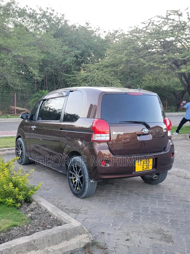 Toyota Porte 2014 Brown