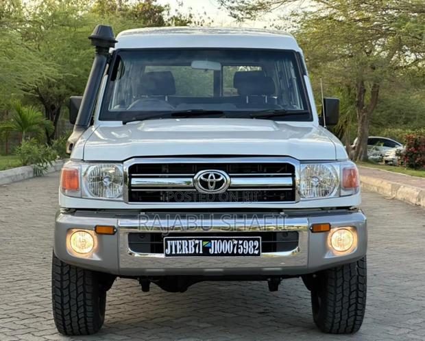 Toyota Land Cruiser 2015 White