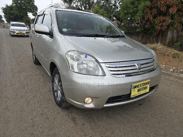 Toyota Raum 2006 Gold