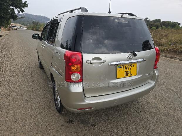 Toyota Raum 2006 Gold