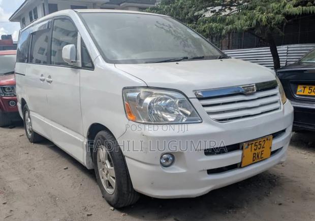 Toyota Noah 2004 White
