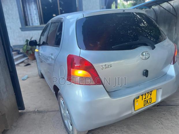 Toyota Vitz 2004 Silver
