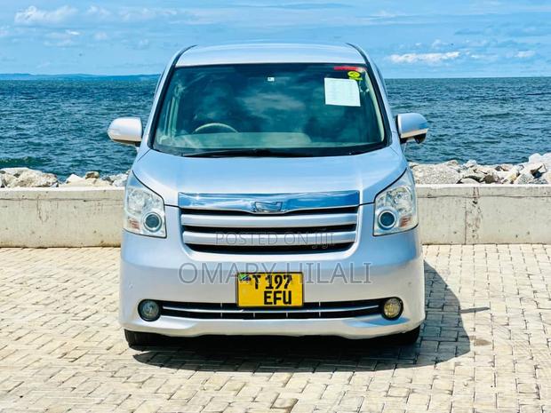 Toyota Noah 2010 Purple