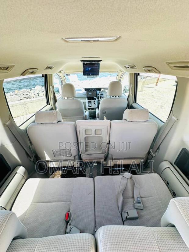 Toyota Noah 2010 Purple
