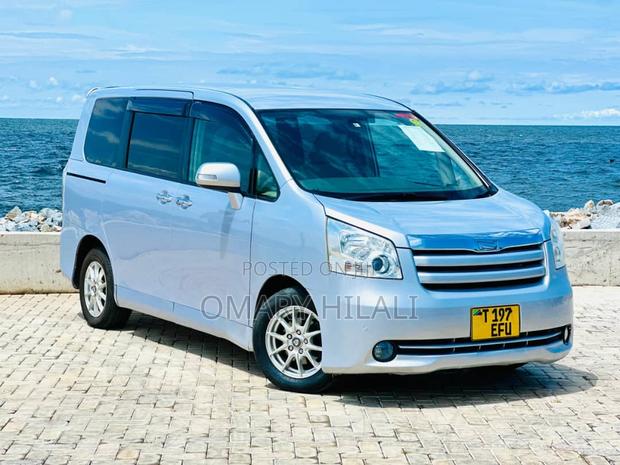 Toyota Noah 2010 Purple