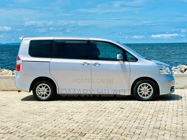 Toyota Noah 2010 Purple