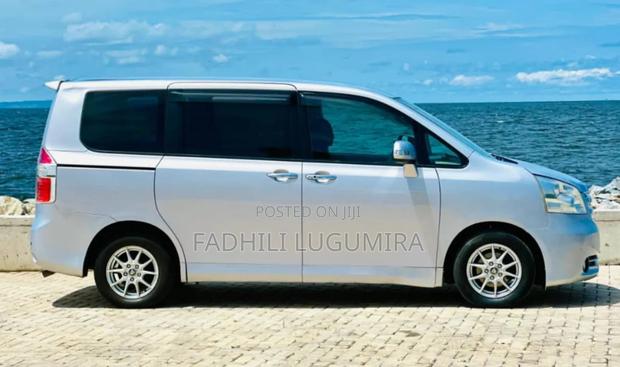 Toyota Noah 2010 Silver