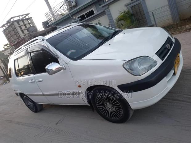 Toyota Raum 2004 White