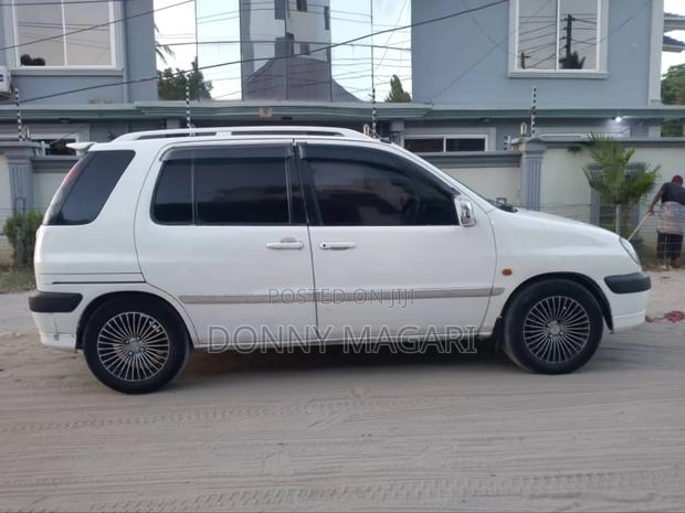Toyota Raum 2004 White